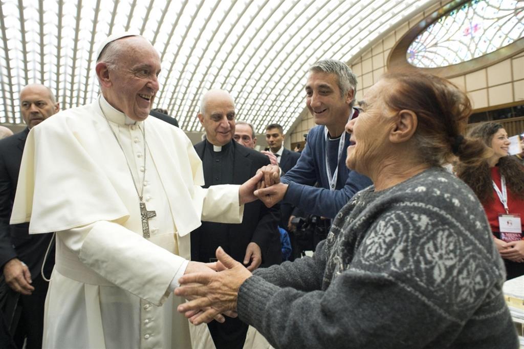 Papa Francesco dopo il pranzo con i poveri all'Aula Nervi il 19 novembre 2017