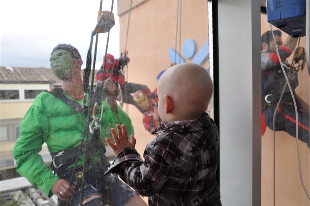 Un bambino ricoverato al Bambino Gesù di Roma e la “sorpresa” dei supereroi al lavoro sulla facciata dell’ospedale