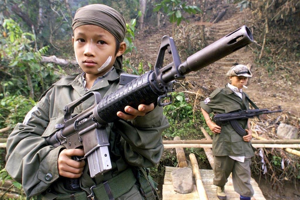 Le guerre distruggono famiglie e popoli in nome del potere e del guadagno sulla vendita delle armi. Bambini combattenti nel Myanmar in una foto di archivio