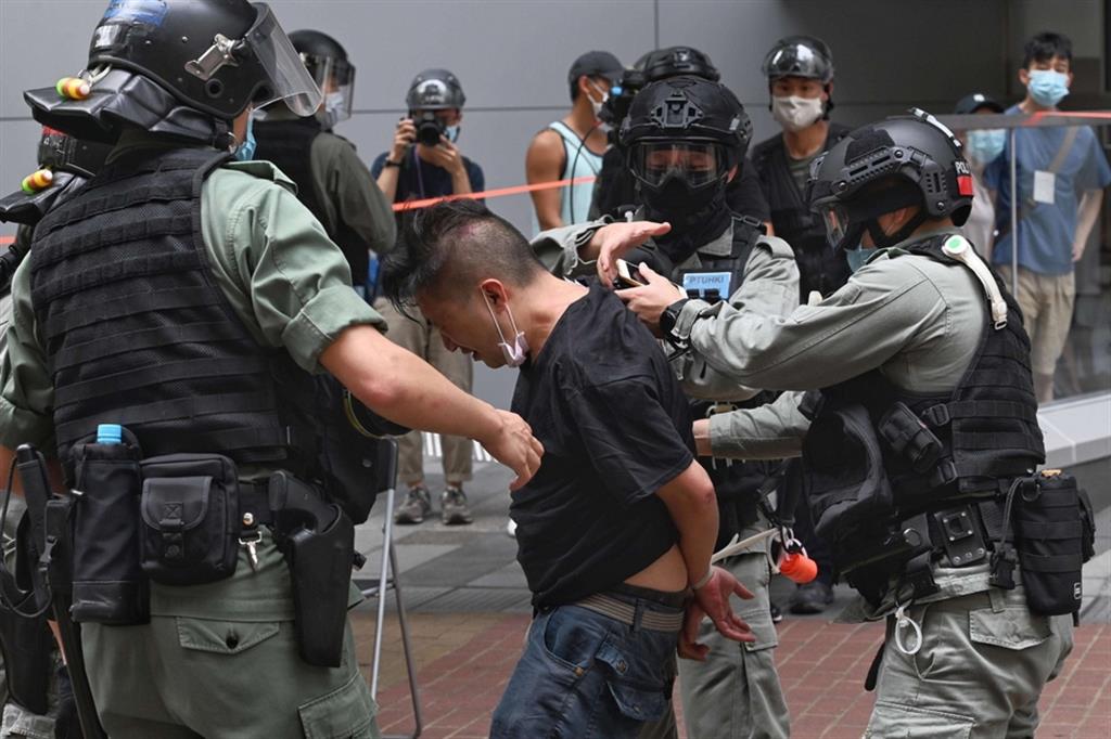 L'arresto di un dimostrante a Causeway Bay, Hong Kong