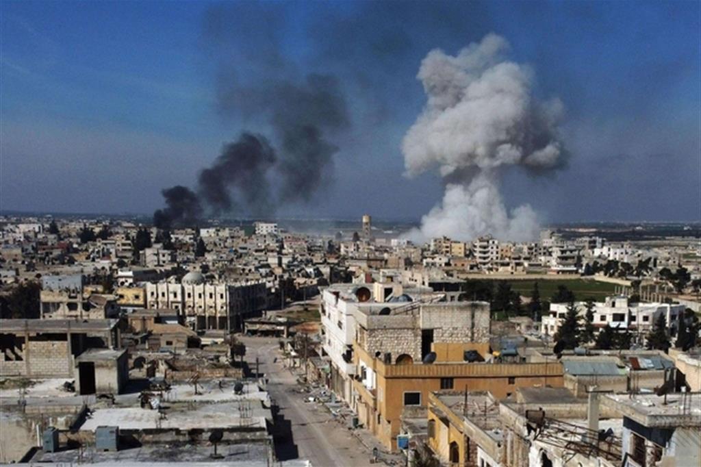 Il fumo dei combattimenti si alza dalla città di Saraqib nella provincia di Idlib
