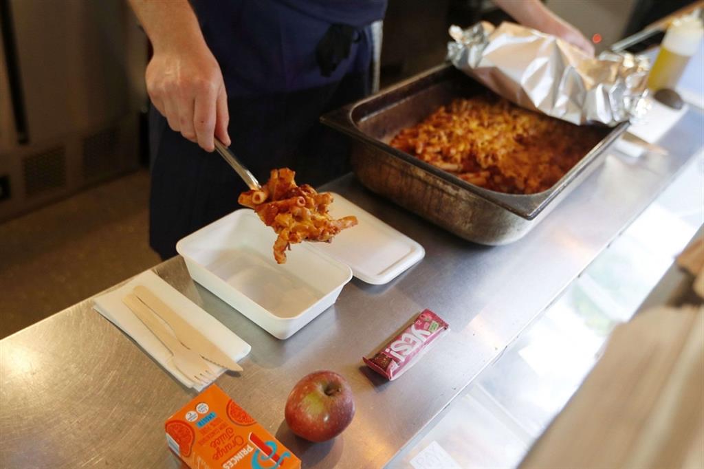 Un ristoratore londinese prepara pasti caldi da consegnare ai bambini che in queste due settimane di vacanze rischierebbero di soffrire la fame