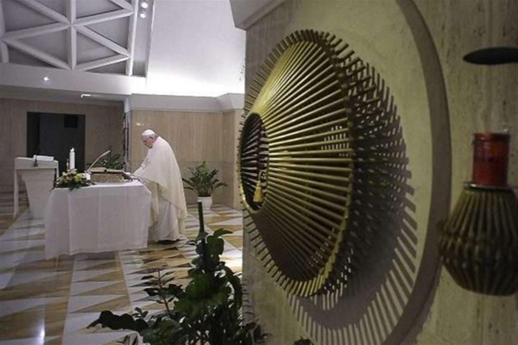 Il Papa: la mondanità, un lento scivolare nel peccato