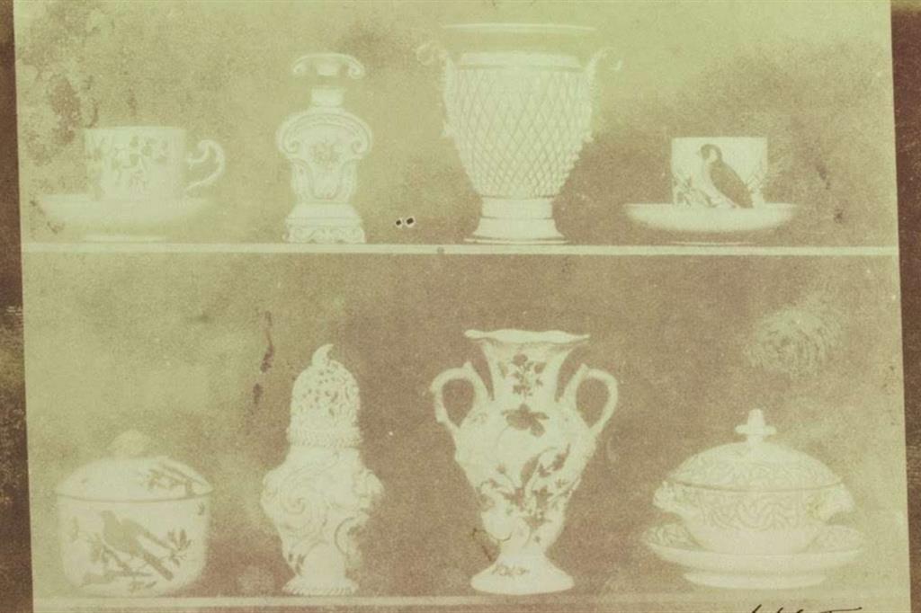 William Henry Fox Talbot, "Vasi cinesi su uno scaffale", 1839-1844, carta salata da calotipo