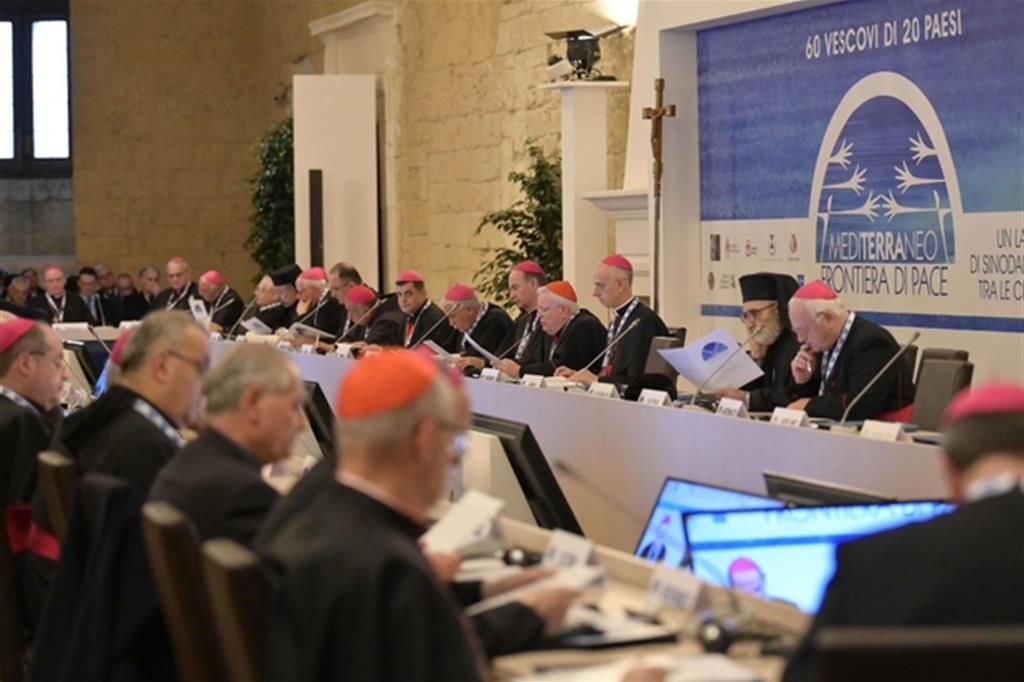 Il cardinale Bassetti parla in apertura all'incontro dei vescovi del Mediterrano - Siciliani