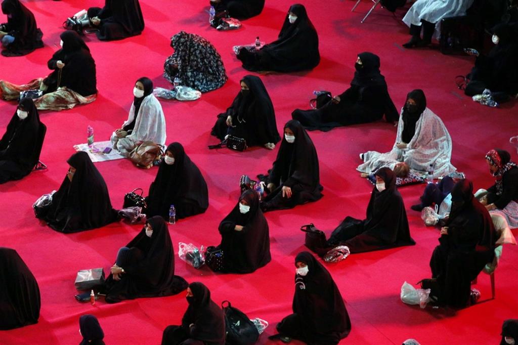 Donne a una cerimonia funebre a nord di Teheran