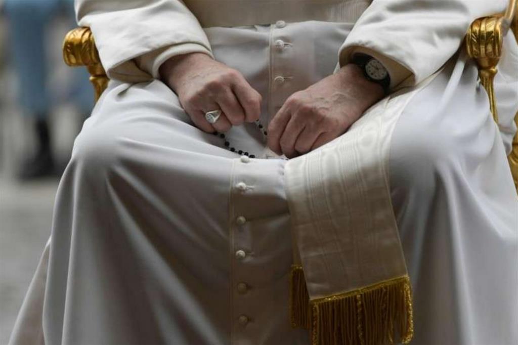Papa: prega la Madonna, "liberaci da ogni pericolo"