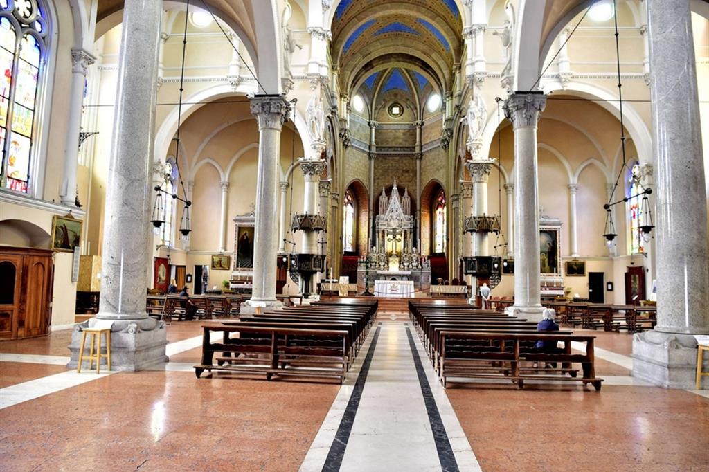 La chiesa di Santa Maria delle Grazie al Naviglio, a Milano, con pochissime persone durante la prima fase dell'emergenza Covid-19, che si è conclusa ieri