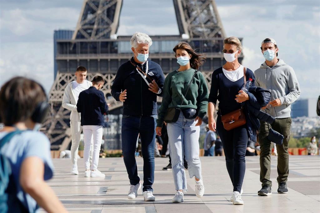 Turisti con la mascherina al Trocadero a Parigi