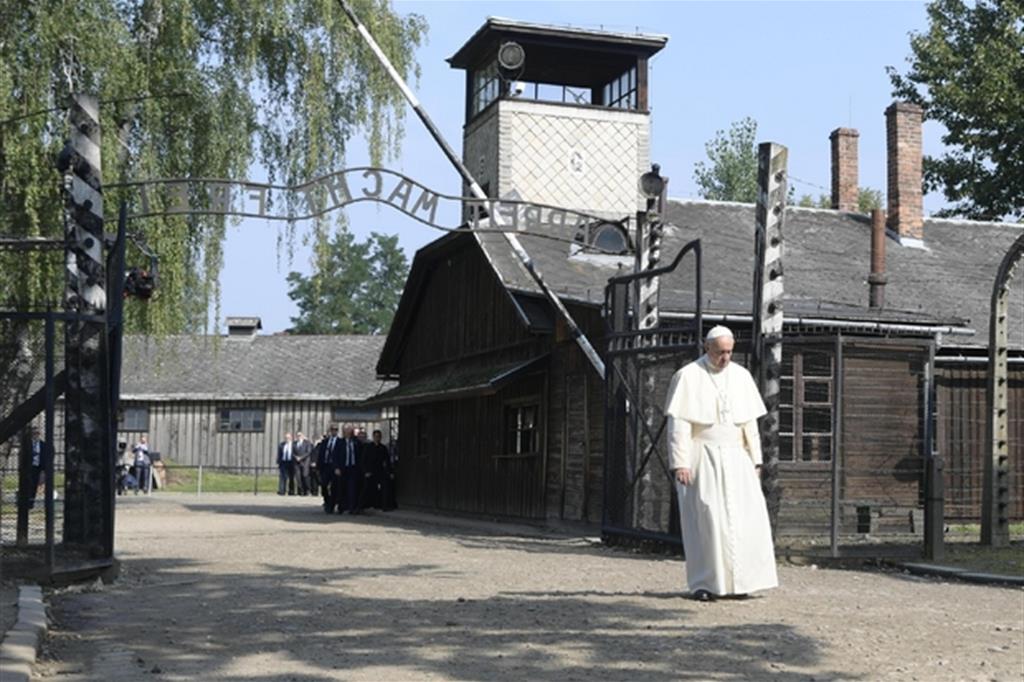 Nel 2016 papa Francesco fece visita al campo di concentramento di Auschwitz-Birkenau