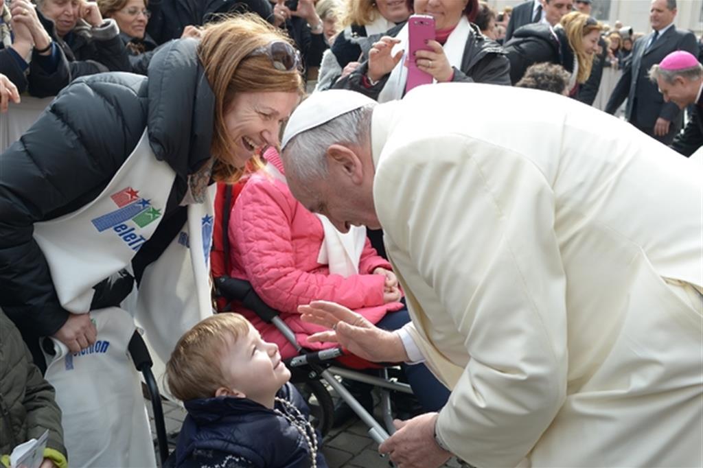 Papa Francesco incontra Lorenzo, un bimbo affetto da malattia rara, il 26 febbraio 2014