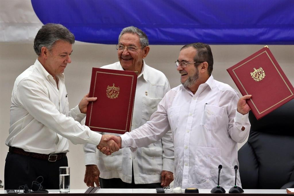 La prima stretta di mano, il 23 giugno 2016, tra Santos (a sinistra) e il leader delle Farc Timochenko