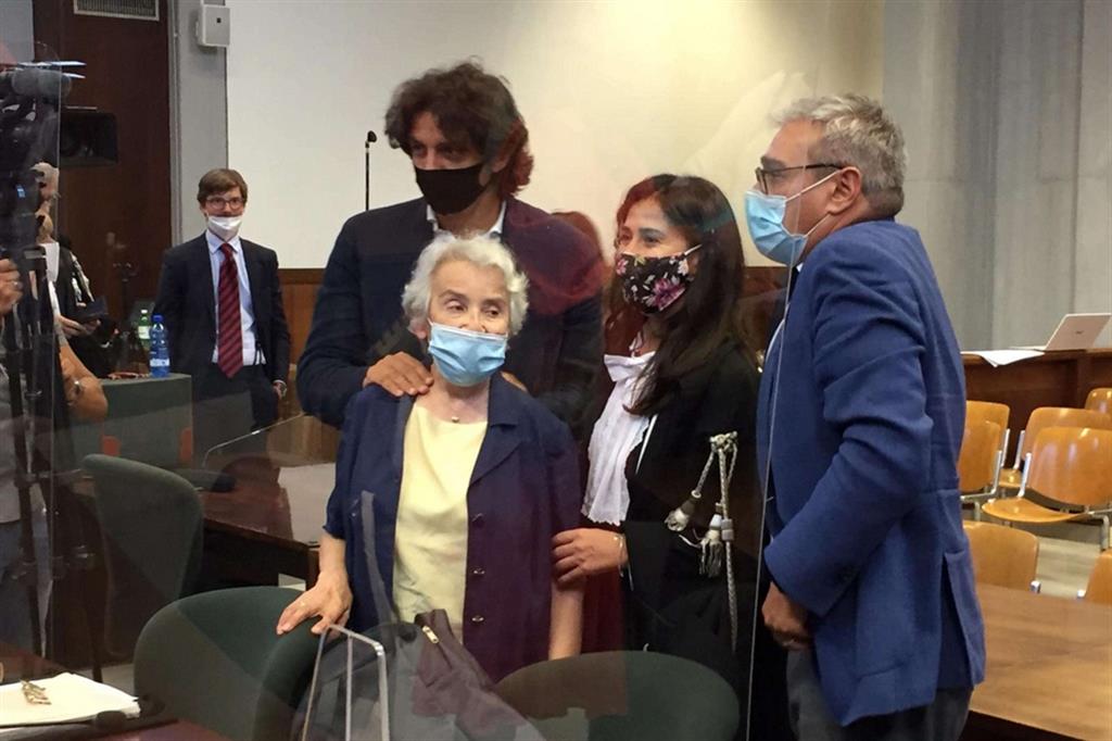 Marco Cappato (a sinistra) e Mina Welby (seconda da sinistra) con gli avvocati dopo l'assoluzione nel processo  per la morte di Davide Trentini