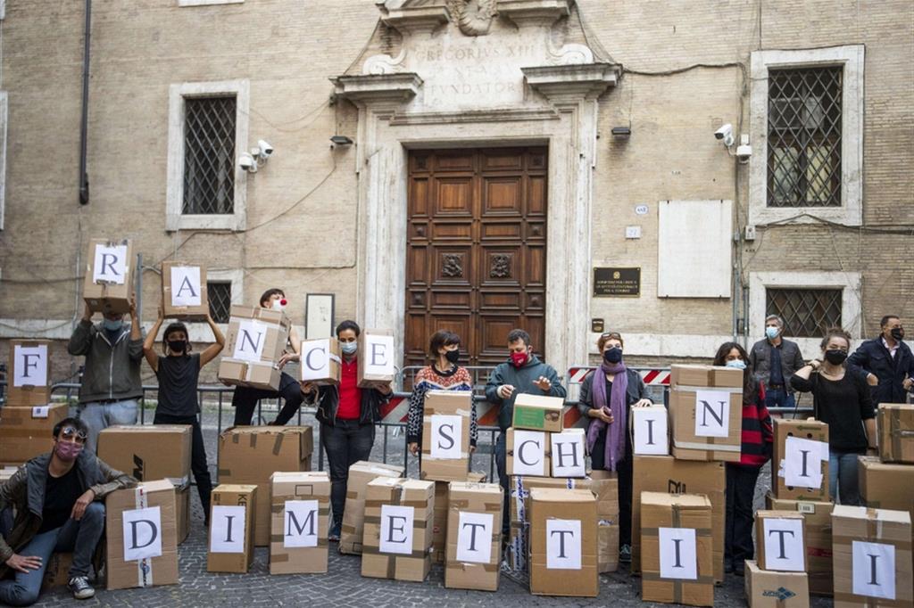 Manifestazione dei lavoratori dello spettacolo davanti al ministero dei Beni culturali, a Roma