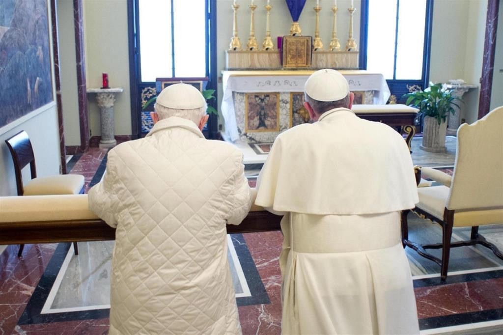 23 maggio 2013: papa Francesco e il papa emerito Benedetto XVI pregano insieme a Castel Gandolfo