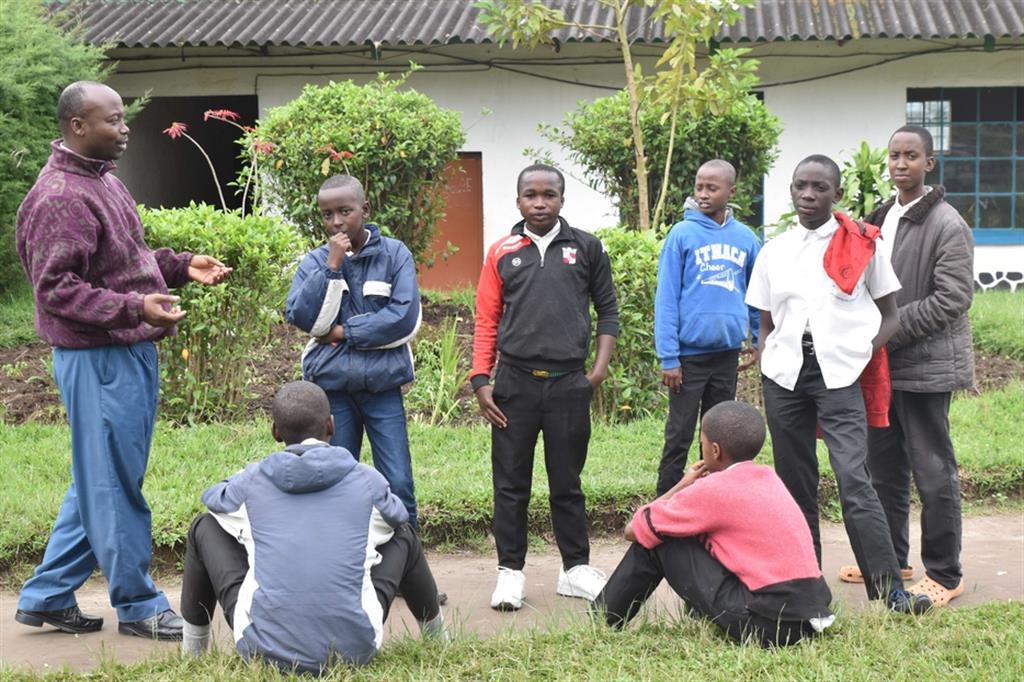 Don Edouard Nkeshimana (a sinistra) con un gruppo di giovani in Burundi