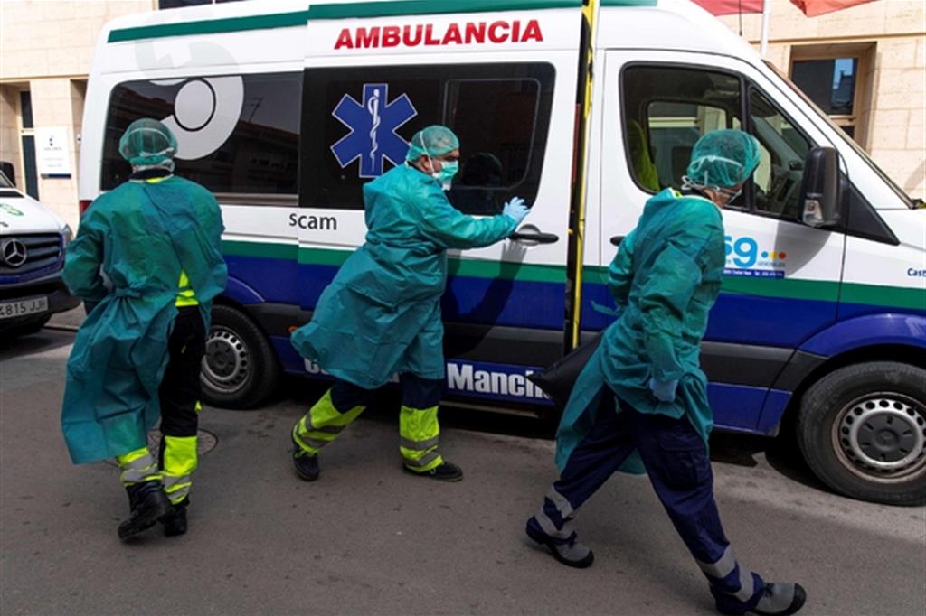 Paramedici alla casa di riposo della città di Tomelloso, dove sono morti 11 residenti
