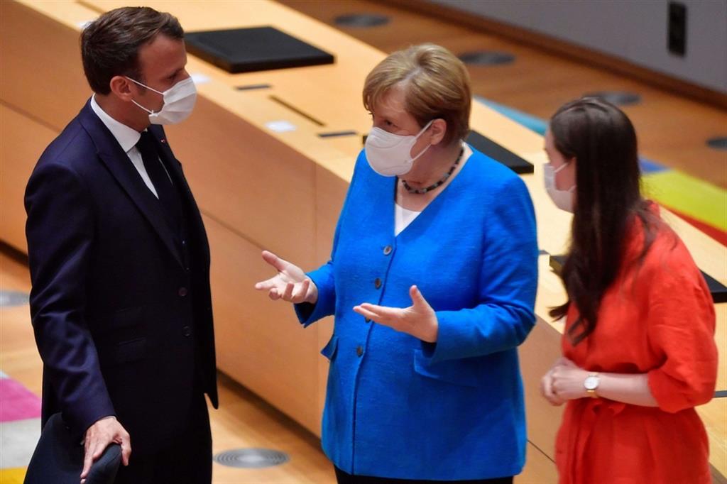 Angela Merkel discute con Emmanuel Macron e la premier finlandese Sanna Marin (a sinistra)