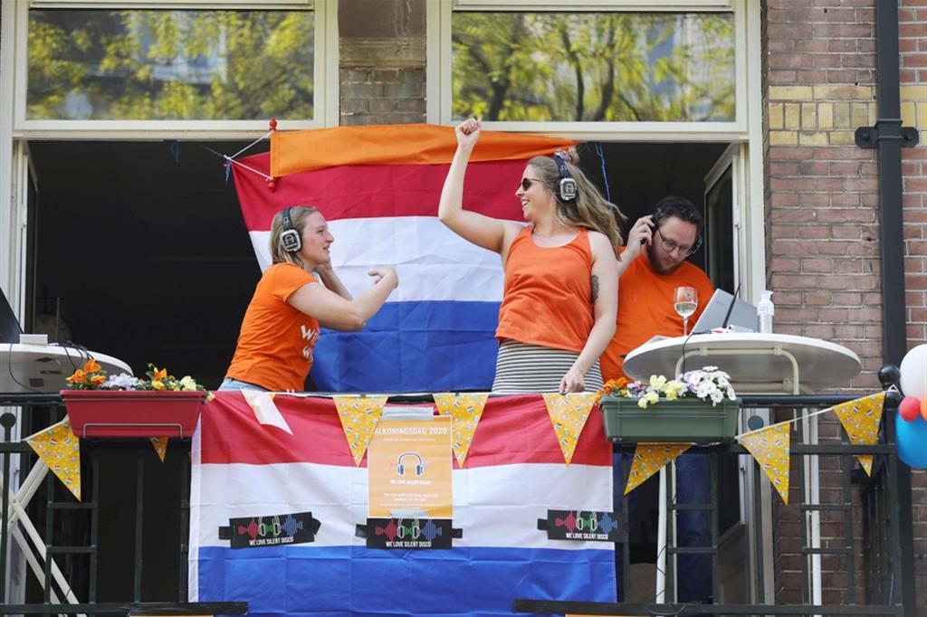 Amsterdam in lockdown festeggia i reali