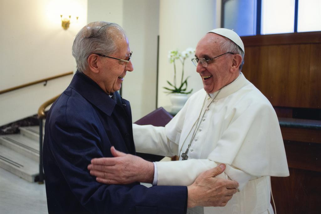 Marzo 2013, l'abbraccio tra padre Adolfo Nicolás Pachon e papa Francesco