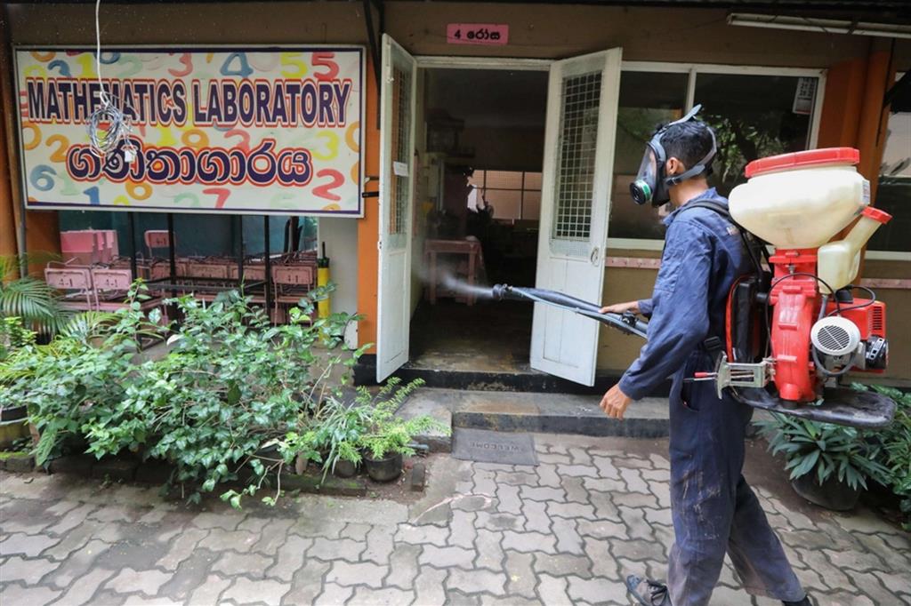 In Sri Lanka sanificazioni fuori dalle scuole prima degli esami