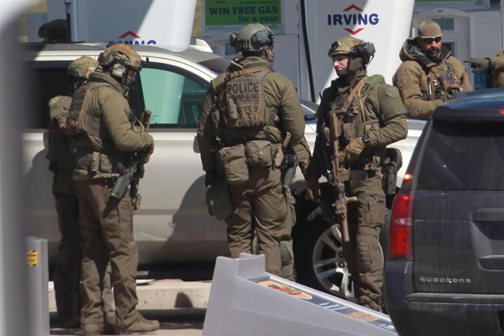 Agenti della polizia canadese nei pressi del luogo dove è stato ucciso il killer