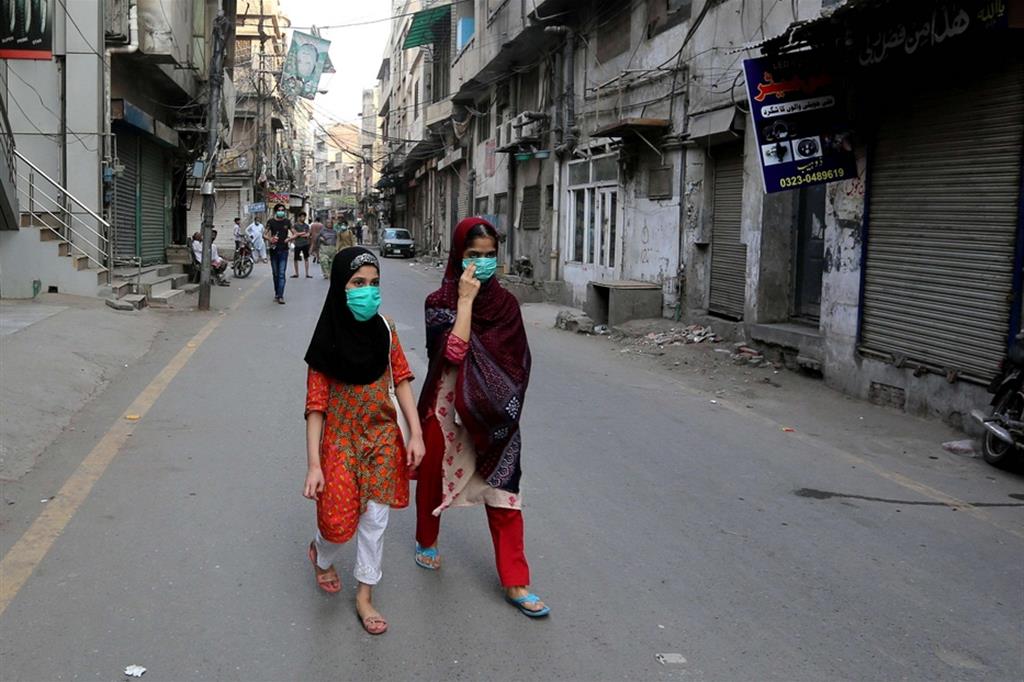 A Lahore, la capitale del Punjab e seconda città pachistana per abitanti dopo Karachi viene imposto un lockdown parziale, nonostante nel Paese i contagi sino ormai superiori a 165mila
