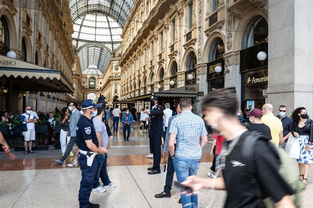 Lento ritorno alla normalità: gente in Galleria Vittorio Emanuele a Milano