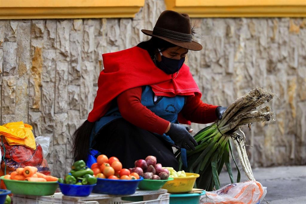 Un venditore di strada nel centro della città di Riobamba in Ecuador