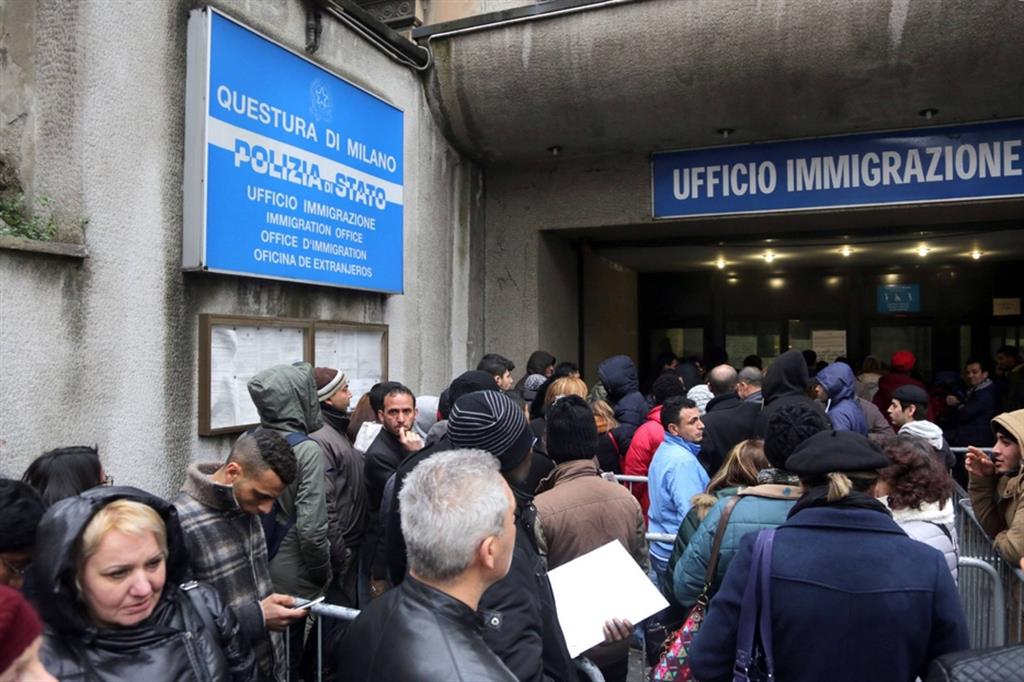 Immigrati in fila alla Questura di Milano per il rinnovo del permesso di soggiorno, in un'immagine d'archivio