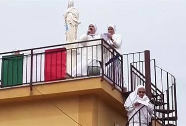 Palermo: le suore intonano l'Angelus sul tetto, applausi dai balconi