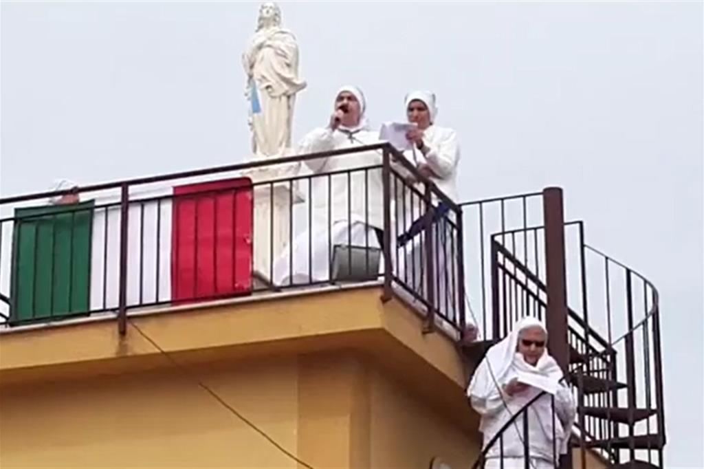 Le suore di Palermo pregano con la gente del quartiere sul tetto della comunità