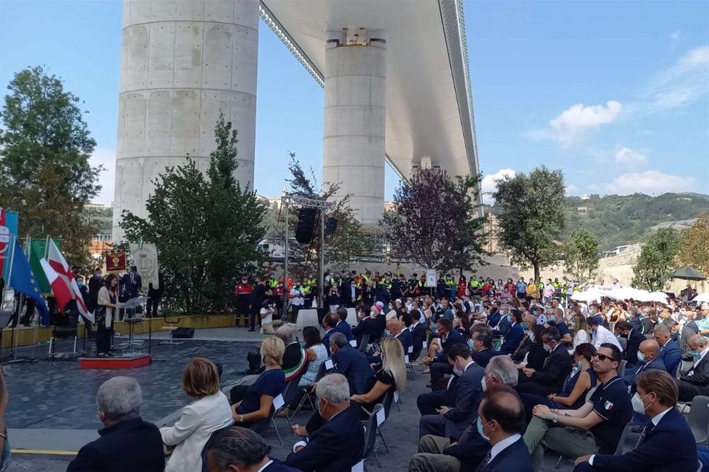 Un momento del ricordo delle vittime del crollo del ponte Morandi