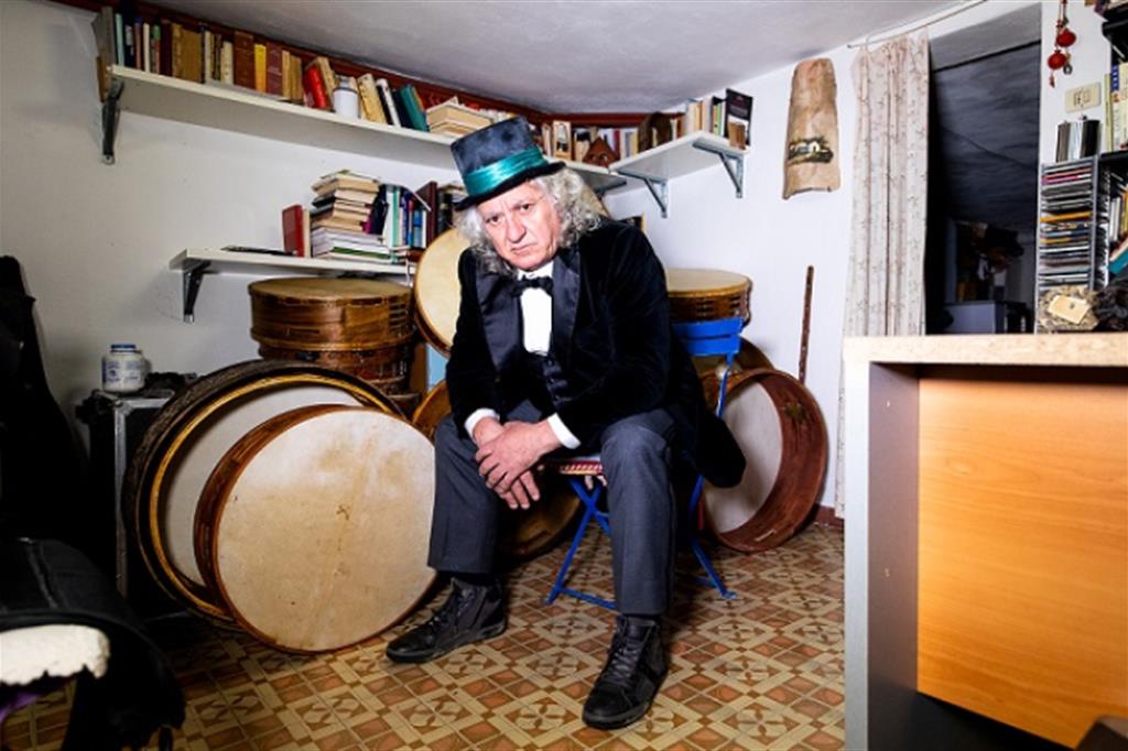 Il cantautore siciliano Alfio Antico, con i suoi tamburi. L'ultimo album si intitola "Trema la terra"