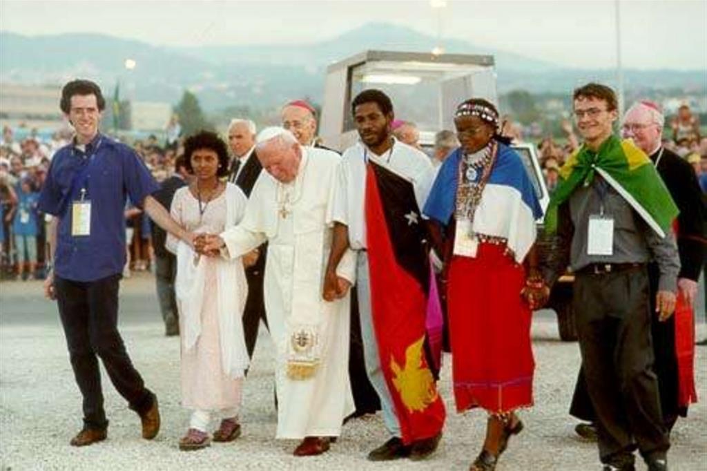 L'arrivo di Giovanni Paolo II a Tor Vergata, simbolicamente tenendo per mano un giovane per continente