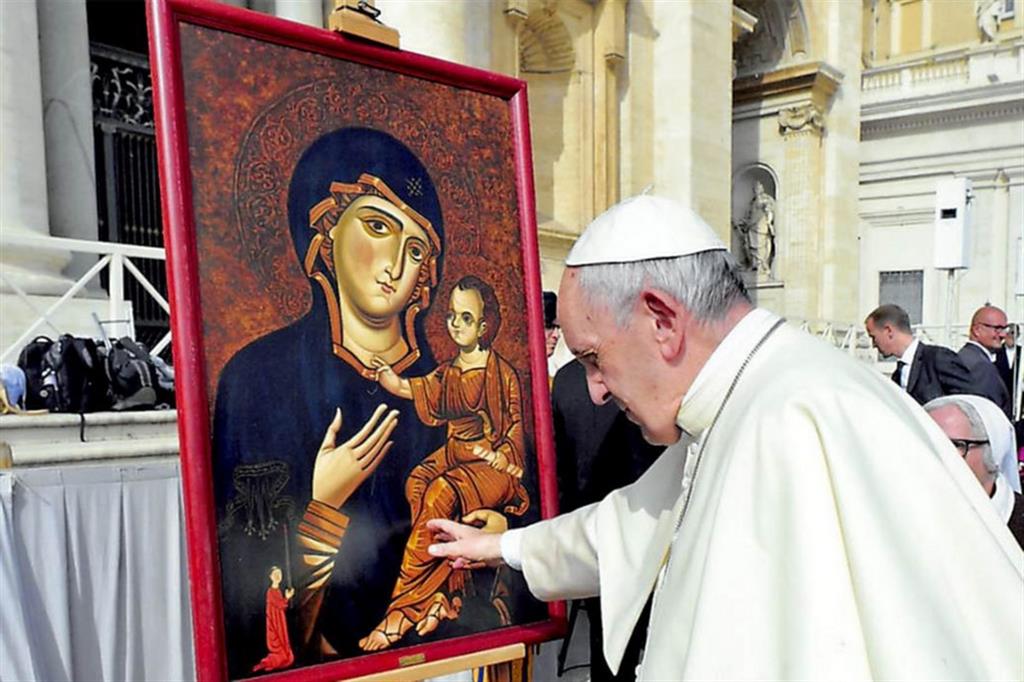 Il Papa con un'icona della Madonna della Madia