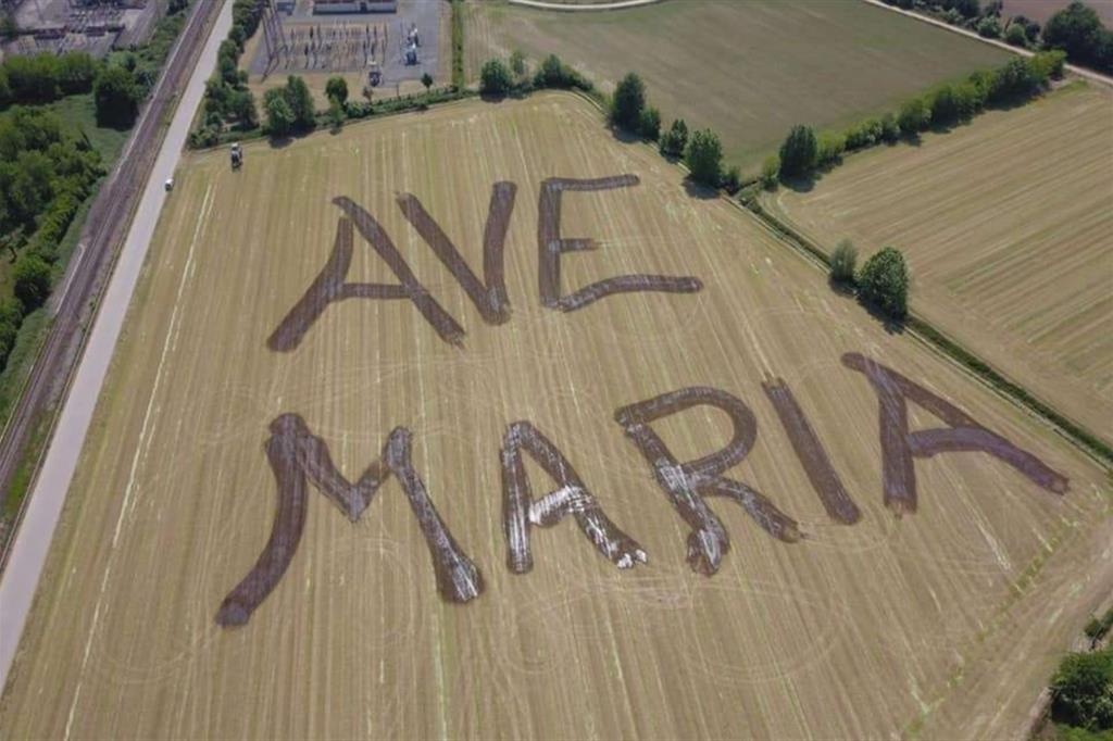 Nei campi bresciani appaiono la scritta "Ave Maria" e un cuore