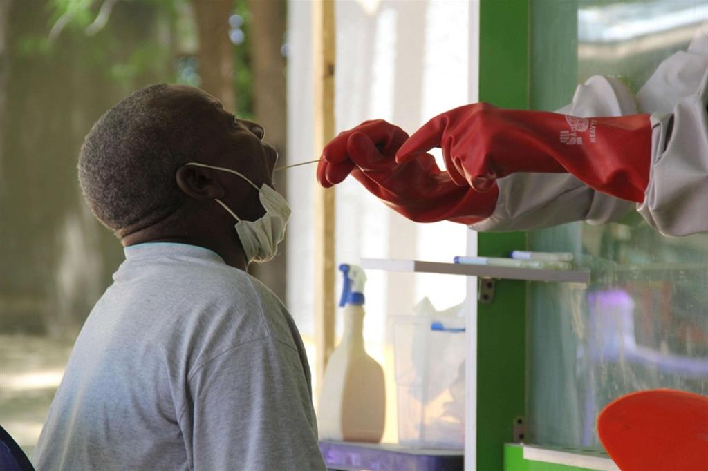 Un paziente sottoposto al test del tampone nel piazzale dell’Università di Maiduguri nel nord della Nigeria