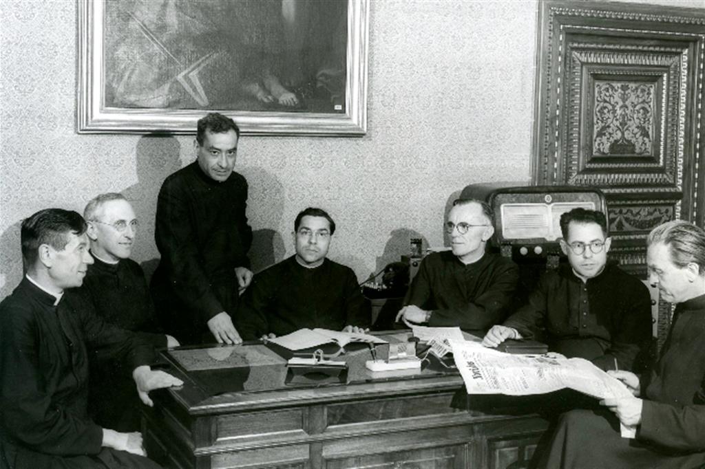 Padre Antonio Stefanizzi, seduto al centro, direttore della Radio Vaticana, al lavoro con i suoi collaboratori