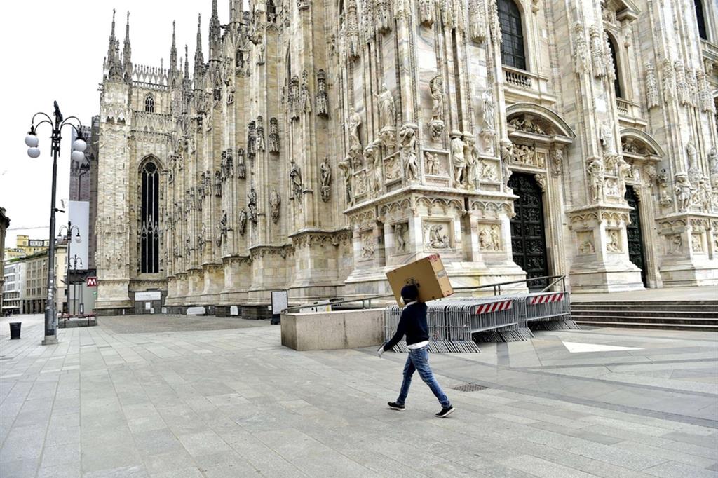 Consegna di un pacco in piazza Duomo a Milano