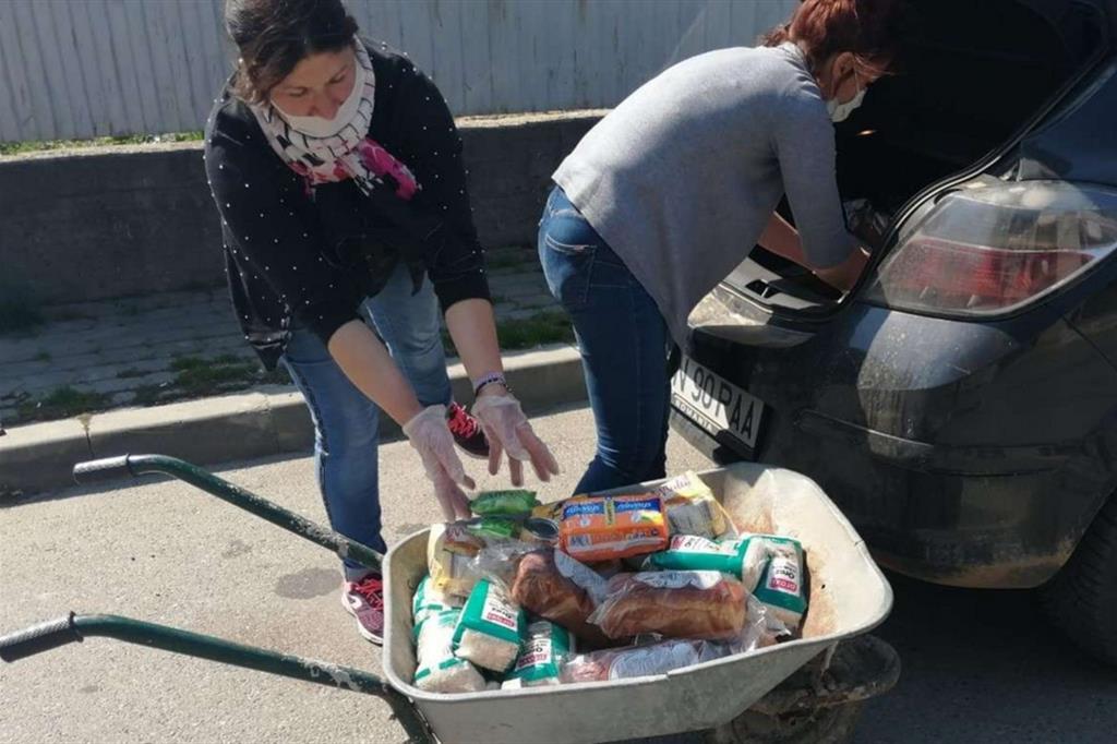 Volontari del Centro Pinocchio a Panciu, in Romania, prepara i pacchi alimentari