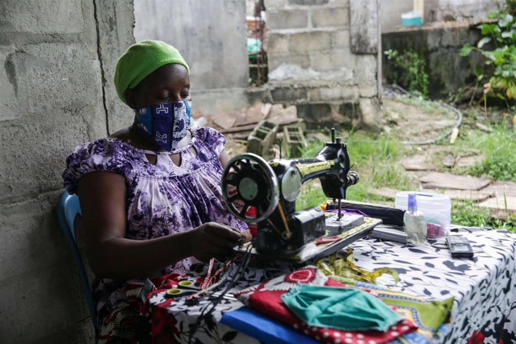 Una sarta fabbrica mascherine artigianali alla periferia di Libreville in Gabon