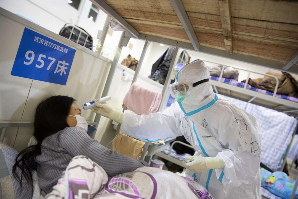 Personale sanitario e una paziente in un ospedale di Wuhan, nella provincia cinese dell'Hubei