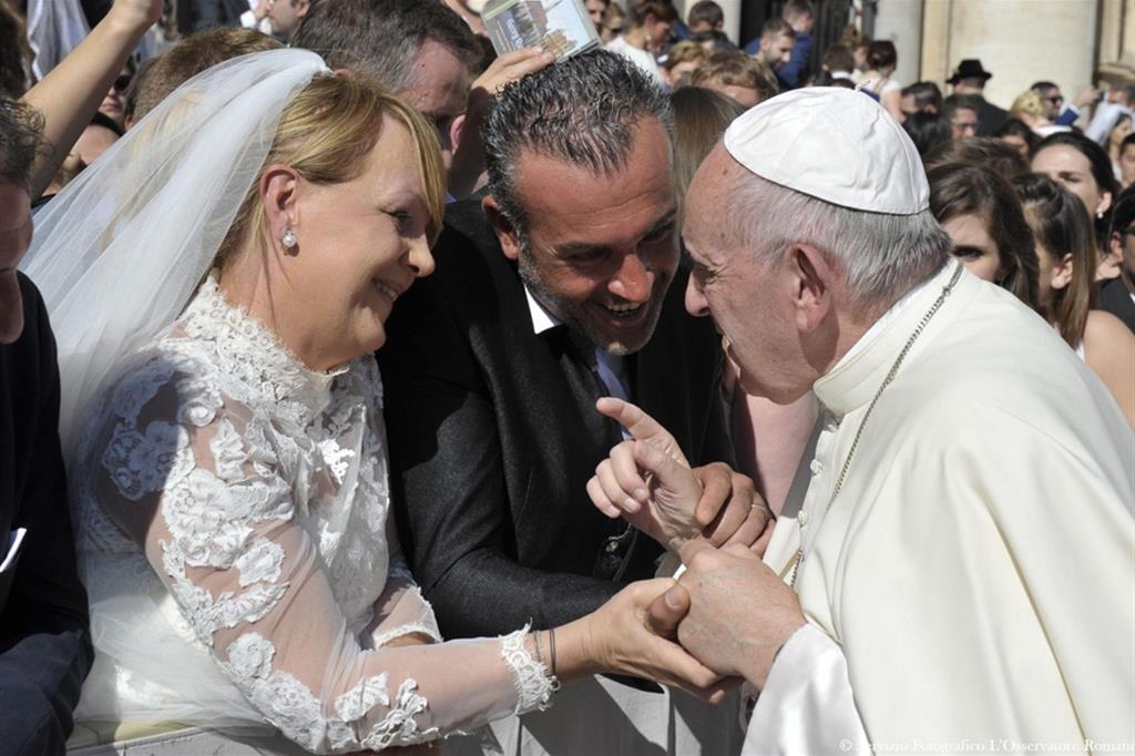Papa Francesco incontra una coppia di sposi nell'ottobre 2016