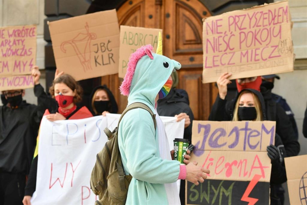 La protesta contro la sentenza della Corte polacca che ha abrogato l’aborto eugenetico sbarra l’accesso alla chiesa della Santa Croce a Varsavia