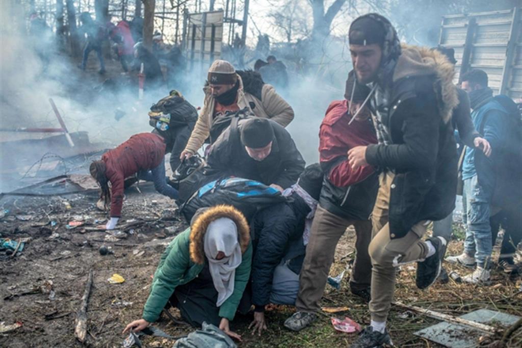 Lacrimogeni contro i profughi