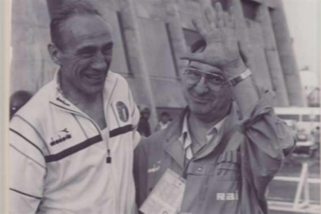 La voce storica Ezio Luzzi con il ct azzurro Enzo Bearzot ai Mondiali di Mexico ’86