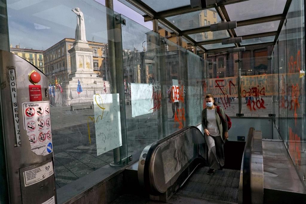 Passeggeri in mascherina escono alla fermata di piazza Dante della metropolitana di Napoli. La città ora potrebbe diventare zona rossa