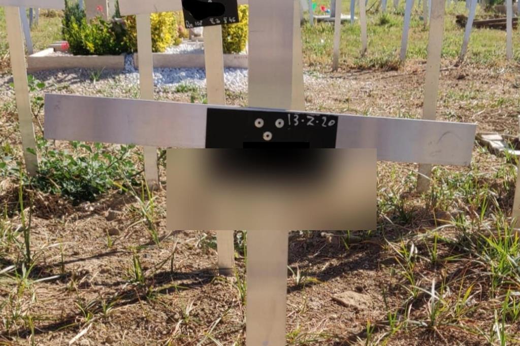 Una delle croci al cimitero Flaminio, nel campo riservato ai bambini non nati