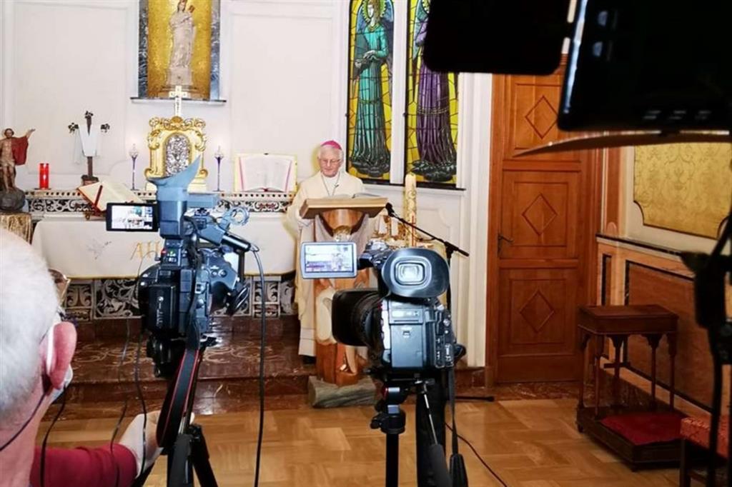 Il vescovo di Trapani, Pietro Maria Fragnelli, celebra in diretta tv e streaming